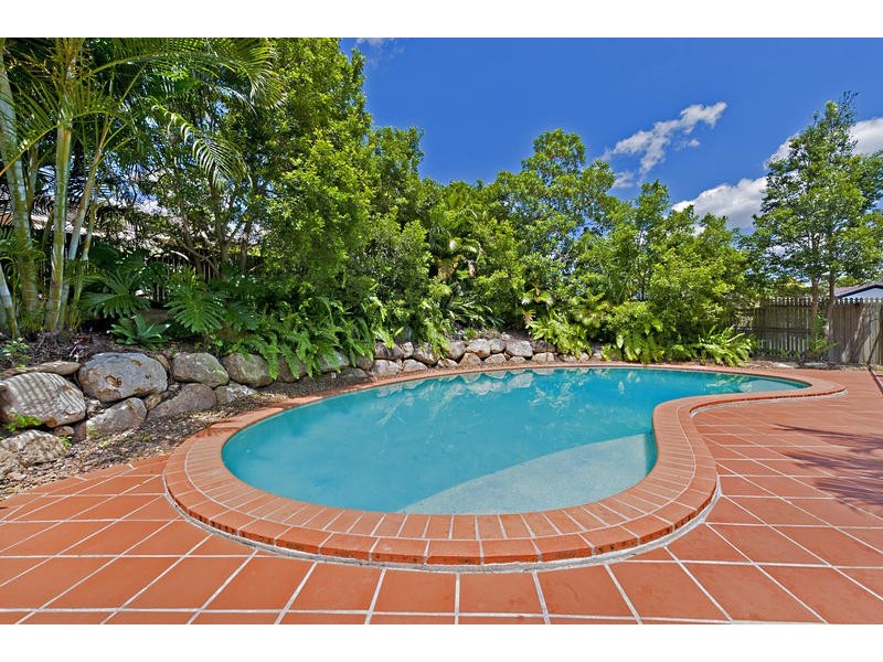 8 Gibson Cr, Bellbowrie QLD 4070